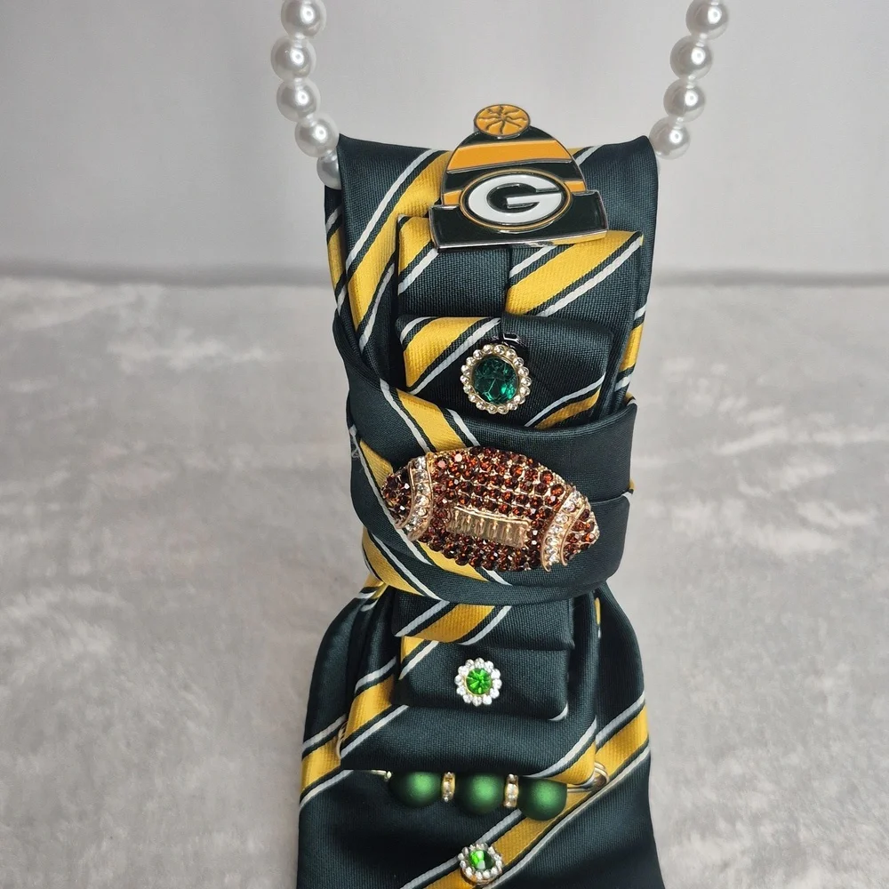 Handcrafted Luxury Fashion Necktie Necklace 📿 (PACKERS)